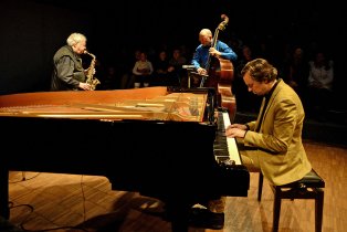 Lee Konitz Trio: Lee Konitz, Thomas Rückert, Henning Gailing (foto by Gerhard Richter)